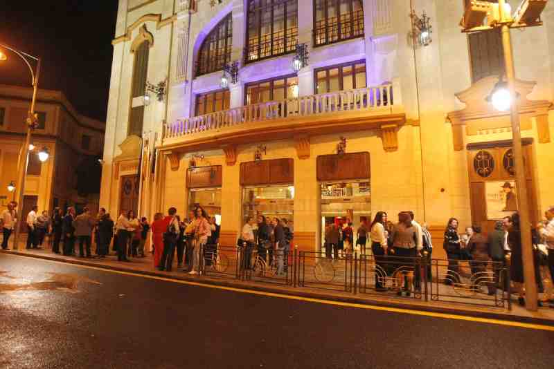 El aforo completo del Kursaal recibe emocionado a Raphael que ofreció un concierto de tres horas