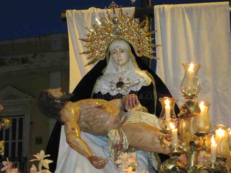 'La Piedad' recorre las calles de Melilla con Su Hijo yacente