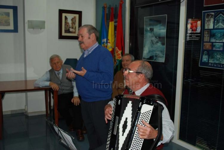 Poesía y acordeón visten de fiesta la sede de la Casa de Melilla en Granada