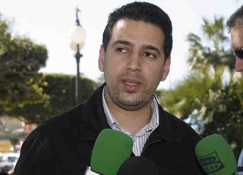Azmani denuncia "la doble vara de medir del PP que desaloja forzosamente a unos trabajadores y mientras permite un campamento"