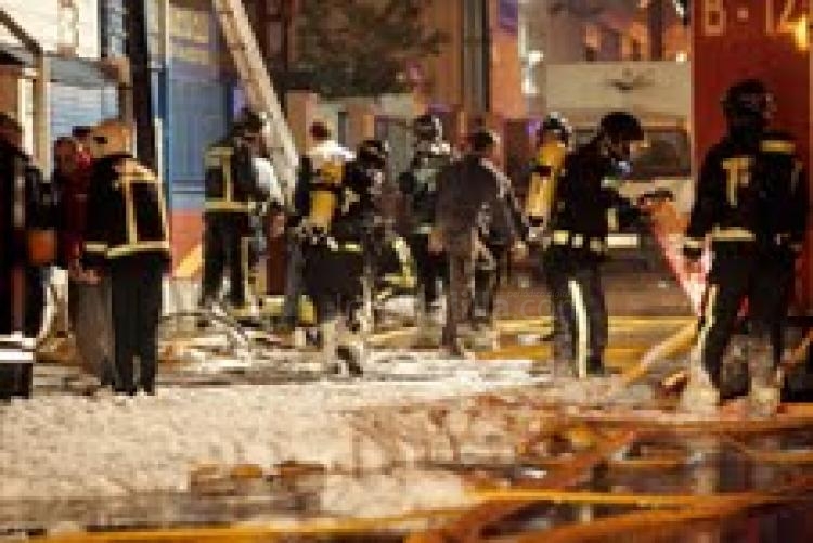 Un fallecido y numerosos daños materiales en un incendio declarado en una nave de chapa y pintura de vehículos