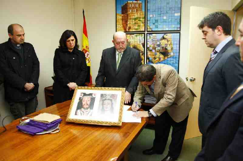 El Cautivo entrega las prendas de penitencia para la lberación del preso en Jueves Santo