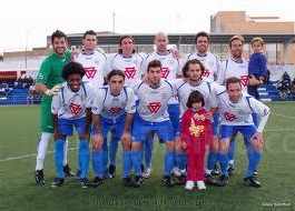 El ex-melillista Angel Luis -de pié tercero por la izquierda- en una formacion con su actual equipo