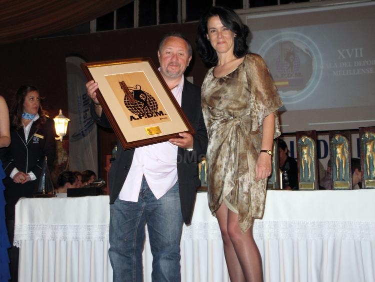 Paco Guerrero recogiendo una metopa de la APDM