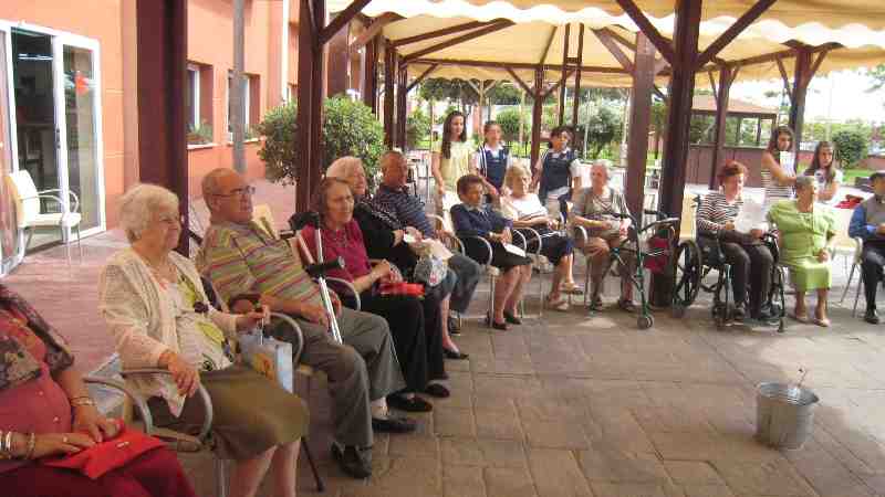 Los alumnos del Enrique Soler enseñan a fabricar jabón a los mayores de la Residencia