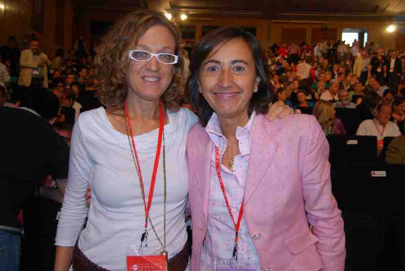 Gloria Rojas posa junto a Rosa Aguilar, esta mañana en Madrid