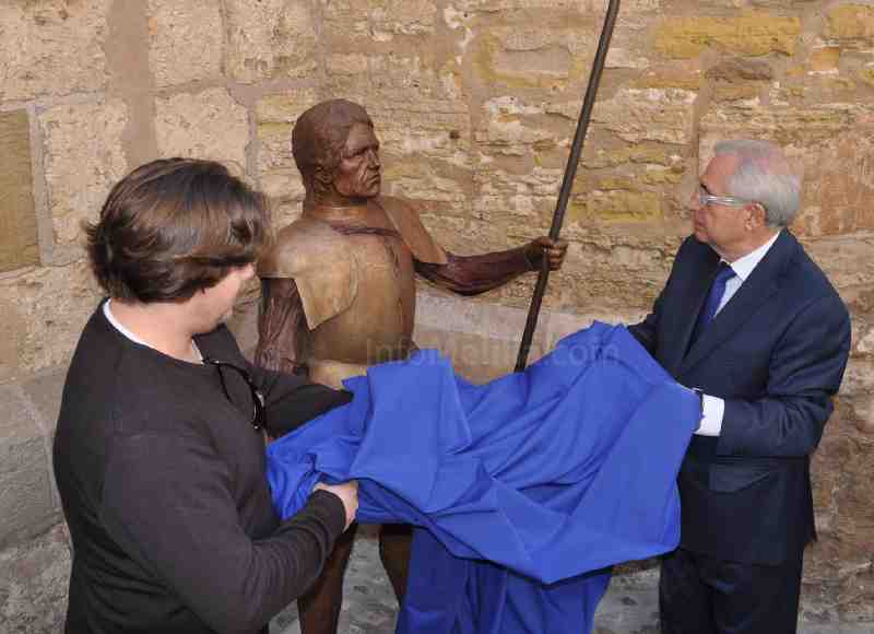 Las estatuas representan a dos lanceros del sglo XVI