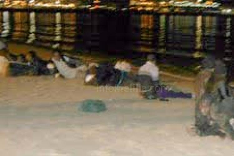 Llegan 14 inmigrantes a la playa de Melilla, entre ellos 3 mujeres y un bebé
