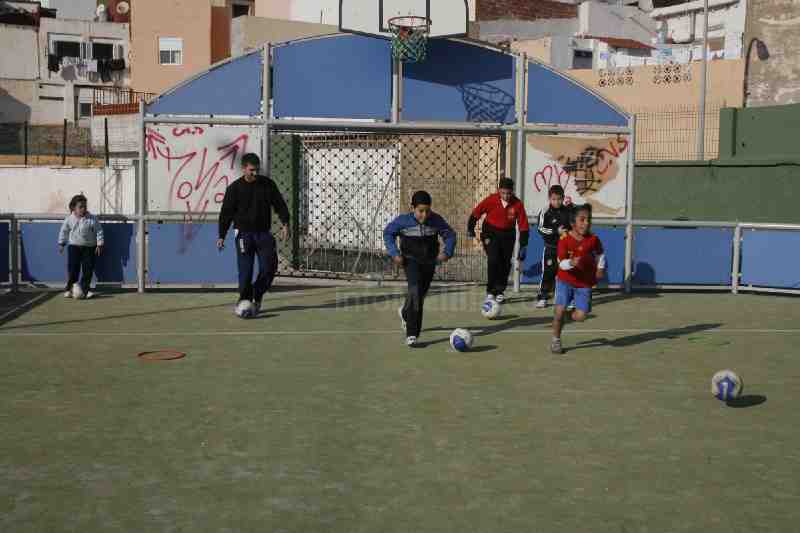 Los chicos de ASPANIES en pleno ejercicio con balón