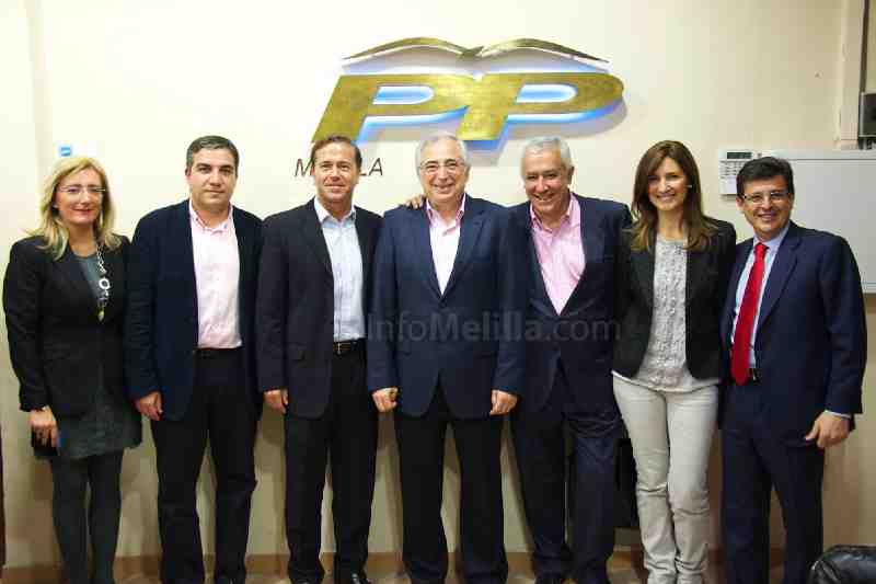 El presidente del PP de Andalucía, Javier Arenas, junto a parte del equipo del PP de Melilla