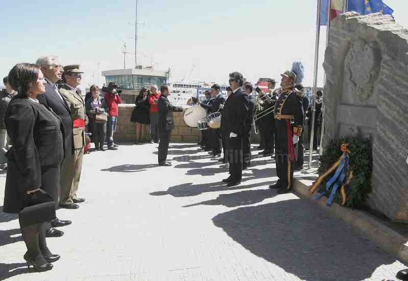 Ofrenda floral en el monolito del Mariscal Sherlock