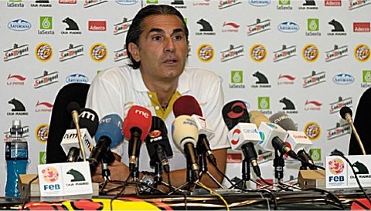 Scariolo en plena rueda de prensa