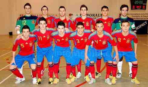 Hamza, agachado -el cuarto por la izquierda-, con el combinado nacional sub-21