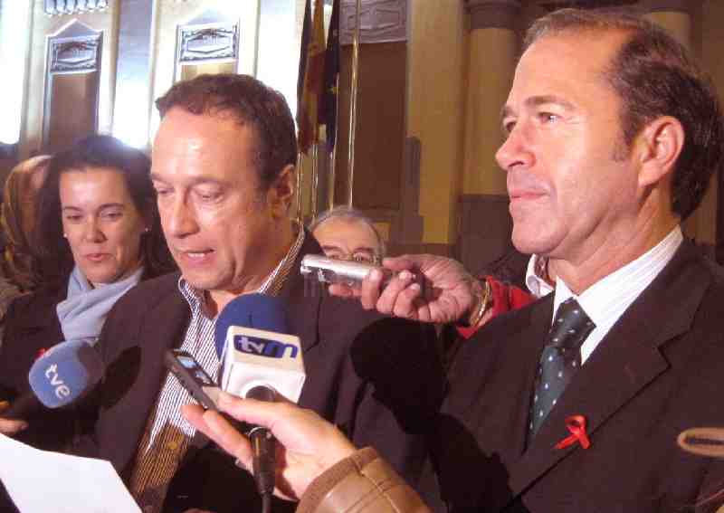 El Palacio de la Asamblea brilló en apoyo a los enfermos de SIDA y a sus derechos