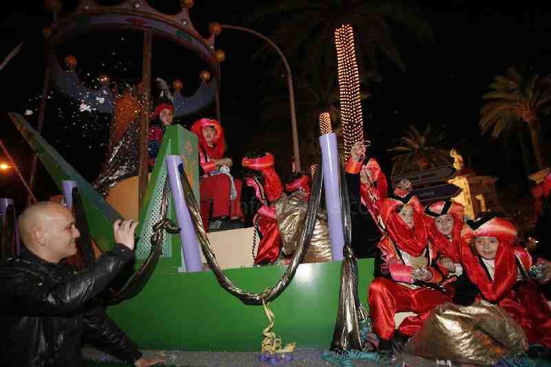 Los Reyes Magos reparten sonrisas por el centro de Melilla en la noche más mágica del año