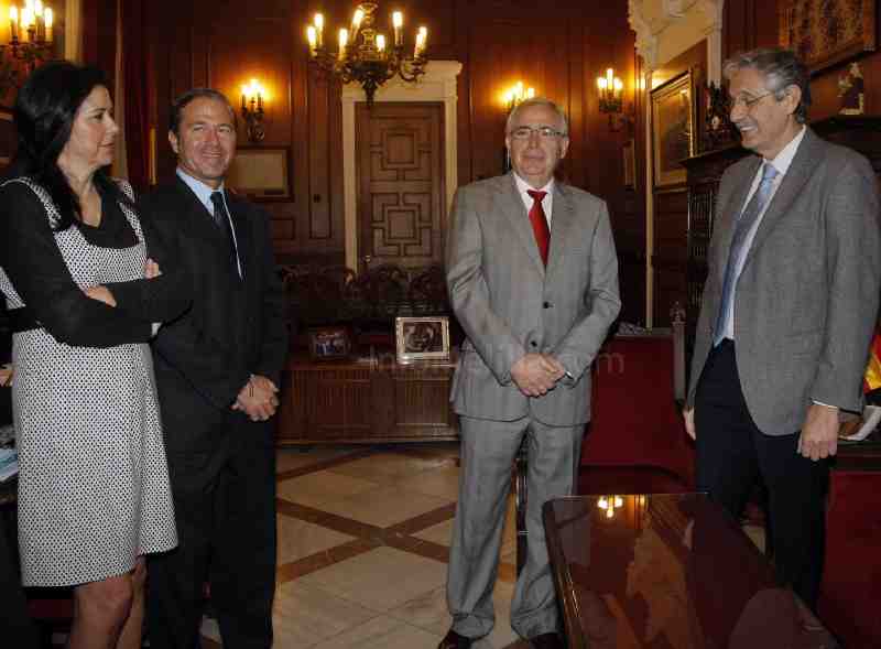 La primera reunión oficial entre Claret e Imbroda finaliza con una intención manifiesta de diálogo y respeto mutuo