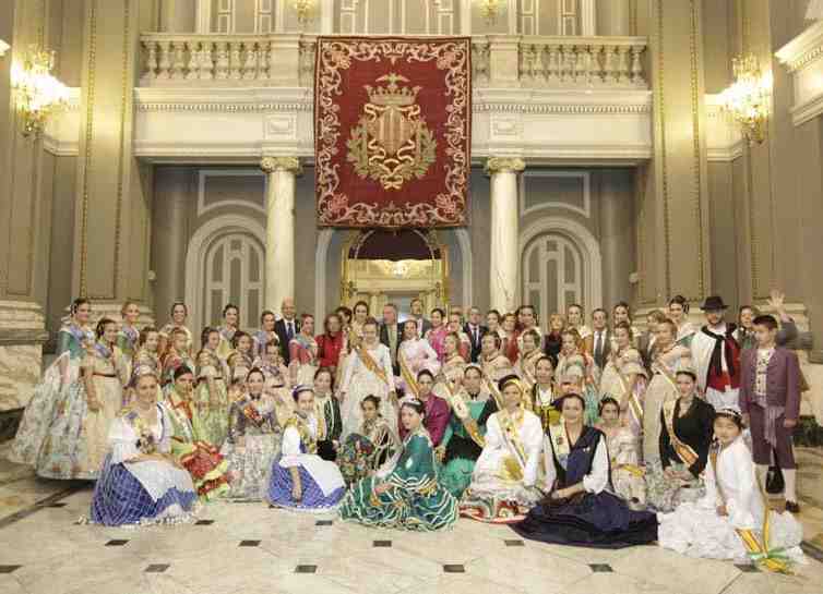 Rita Barberá recibe a las reinas de la Casa de Melilla en Valencia