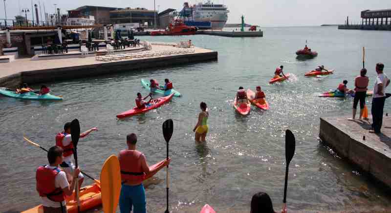 El IES Miguel Fernández se bautiza en el mar a base de 'kayac'