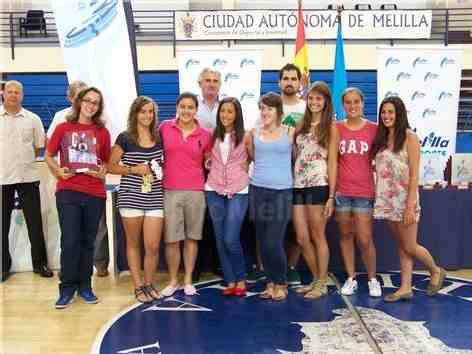La entrega de trofeos pone el broche de oro a las ligas locales de baloncesto