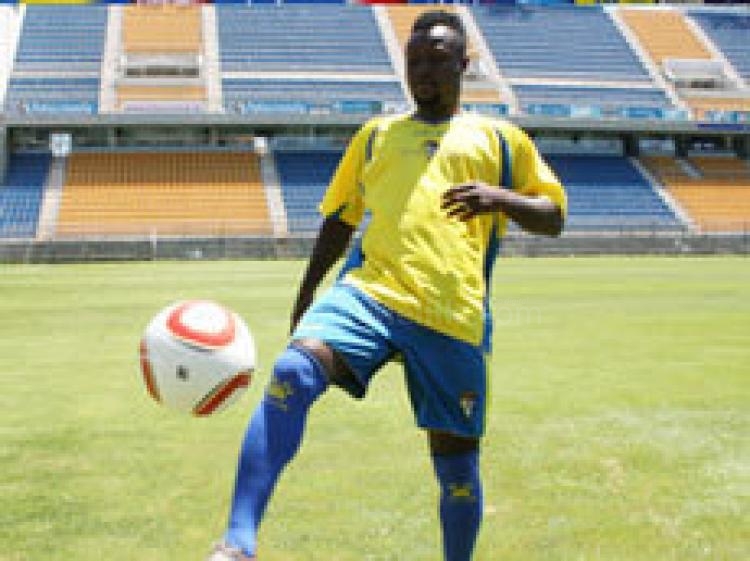 El ídolo cadista, el jugador nigeriano Kabiru Akinsola