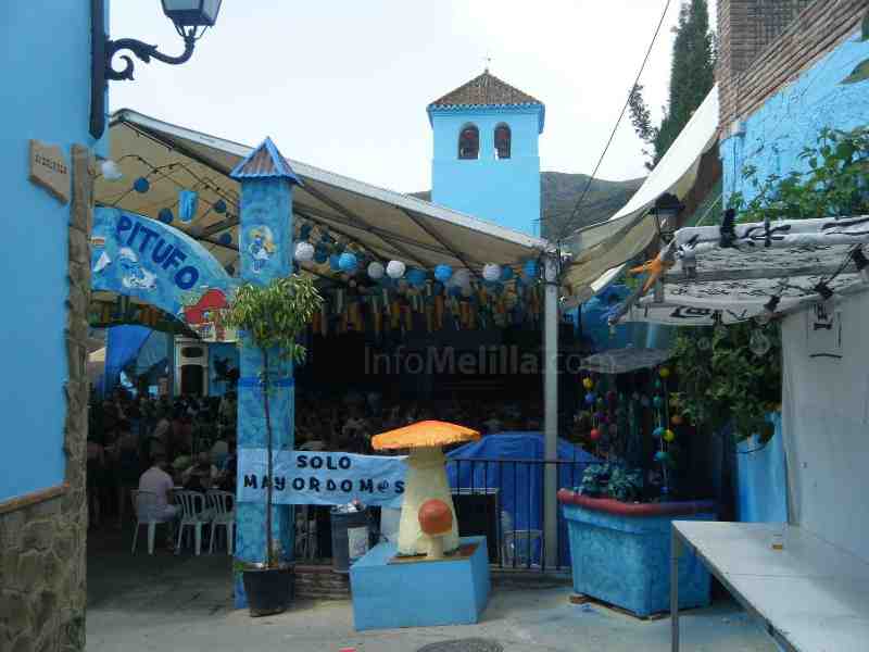 Florensa visita Júzcar el 'Primer Pueblo Pitufo del Mundo', que sigue de azul