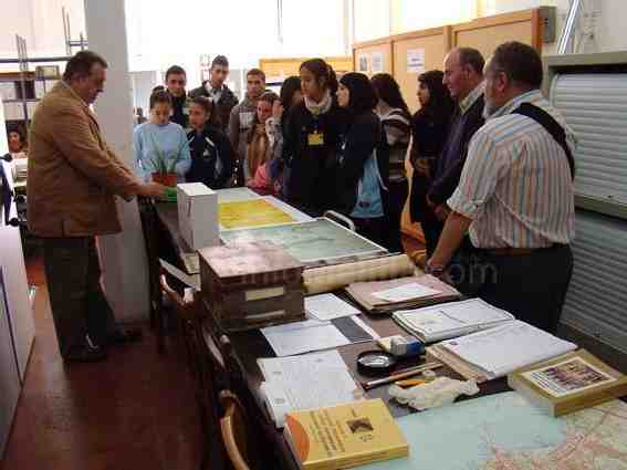 Estudiantes del IES Leopoldo Queipo se sumergen en la Historia militar de la ciudad
