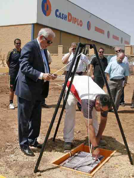 El presidente de Melilla colocando la primera piedra del polideportivo en julio de 2010
