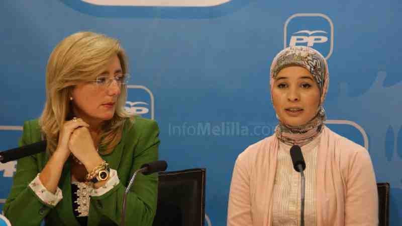 Mari Carmen Dueñas junto a la denunciante Luisa Al-lal