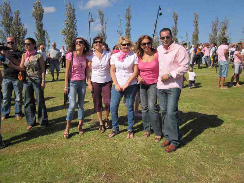 Cientos de melillenses participan en el gran lazo humano contra el cáncer de mama