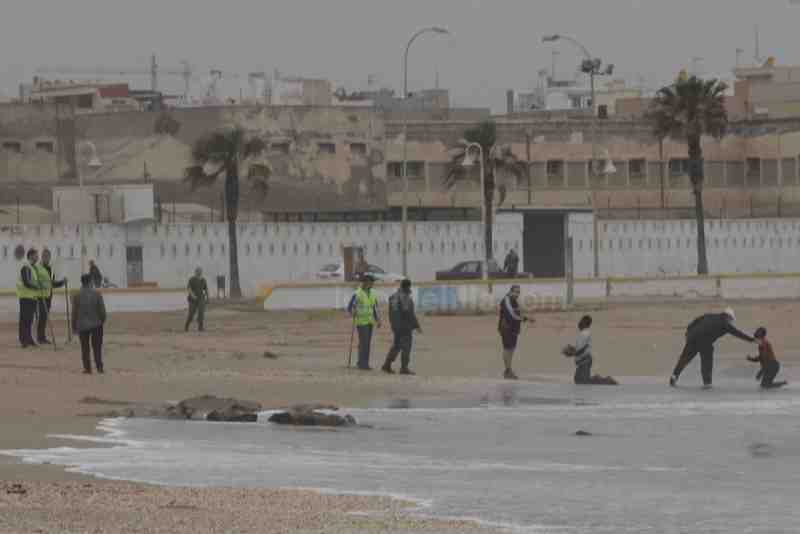 Dos inmigrantes entran a nado en Melilla tras luchar con el fuerte oleaje