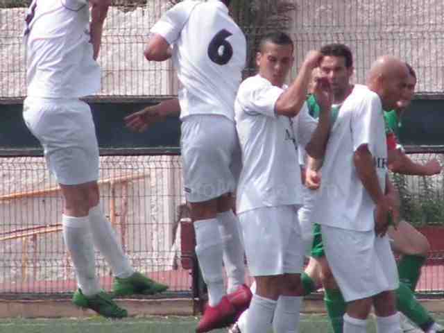 Sidi, -centro de la foto- dedicó su gol a su compañero Salvi
