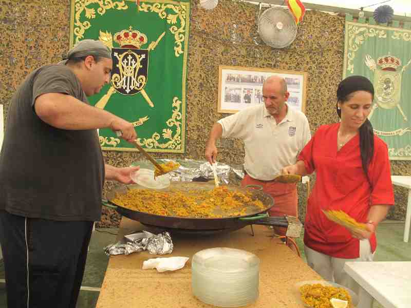 La paella, en sus diferentes vertientes, plato estrella de las casetas del Real de la Feria