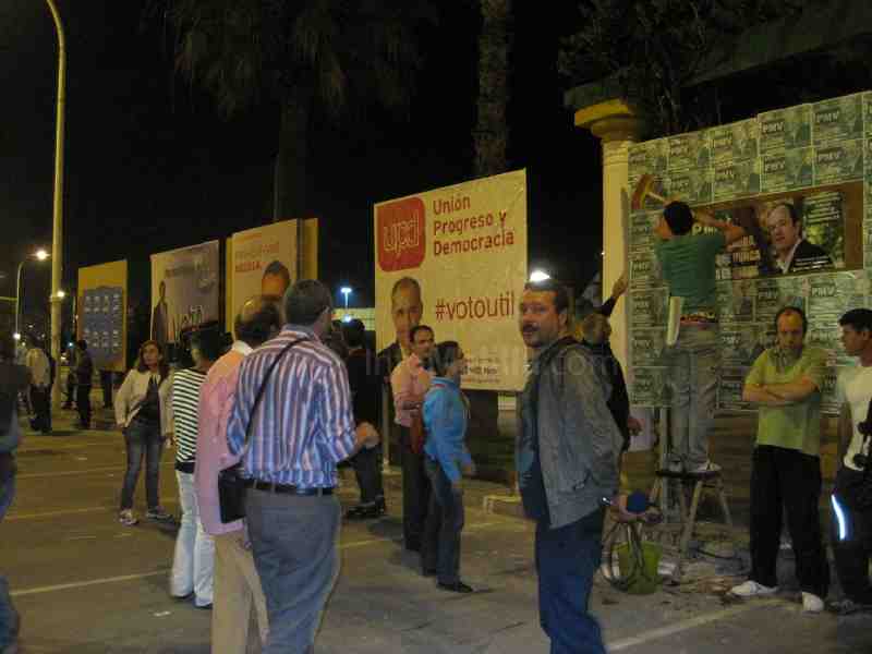 Una multitudinaria “pegada de carteles” da el pistoletazo de salida a la campaña electoral