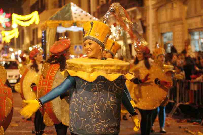Los Reyes Magos reparten sonrisas por el centro de Melilla en la noche más mágica del año