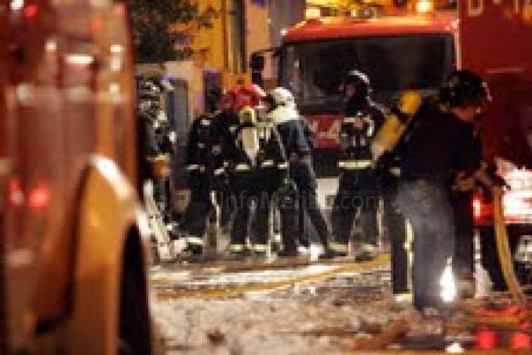 Un fallecido y numerosos daños materiales en un incendio declarado en una nave de chapa y pintura de vehículos