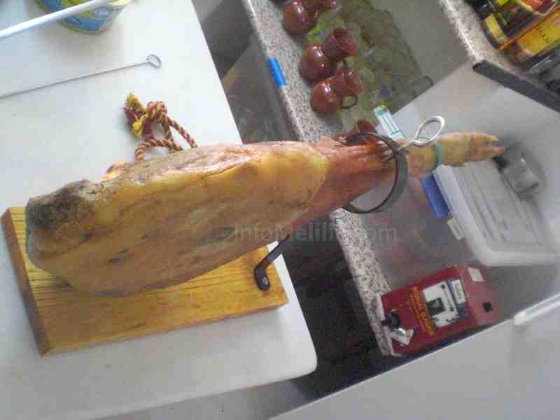 'Jamonada' en honor a la Virgen de la Victoria en la Casa de Melilla en Almería