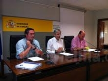 El director del INGESA a la izquierda, junto al delegado del Gobierno y al gerente del Hospital