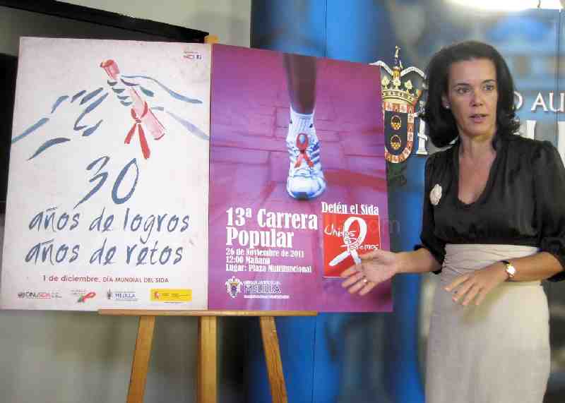 Garbín muestra los carteles elaborados por el Día Contra el SIDA