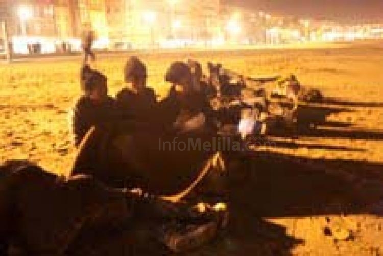 Llegan 14 inmigrantes a la playa de Melilla, entre ellos 3 mujeres y un bebé