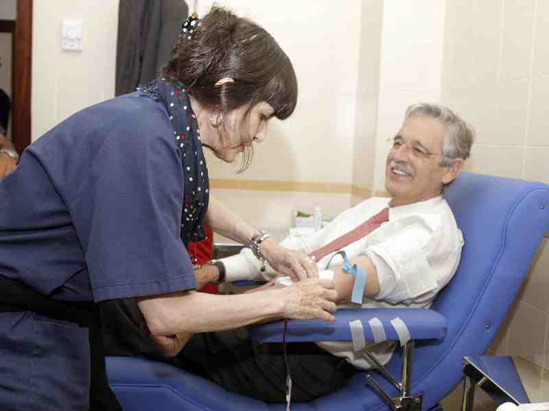 El delegado del Gobierno acudía a donar sangre esta mañana