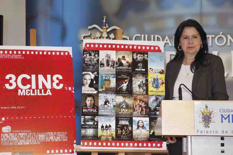 Simi Chocrón, consejera de cultura, junto al cartel de la Semana del Cine