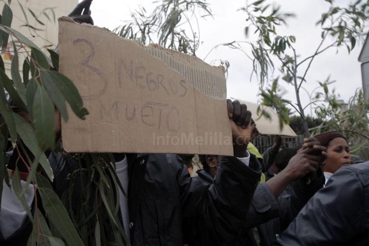 Inmigrantes denuncian que viven en chabolas porque no les dejan pasar al CETI