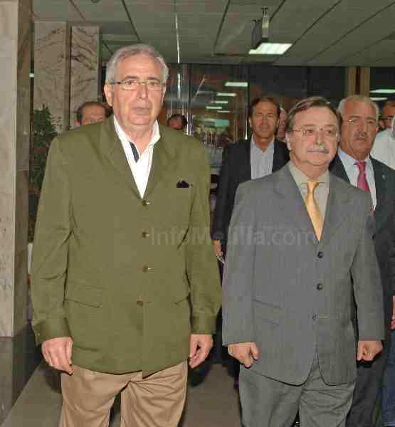 Juan José Imbroda (izda.) y Juan Jesús Vivas (dcha.)