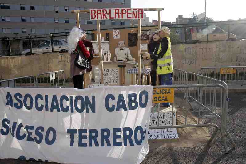 La noche de San Juan reune a más de 15.000 melillenses en torno a las hogueras
