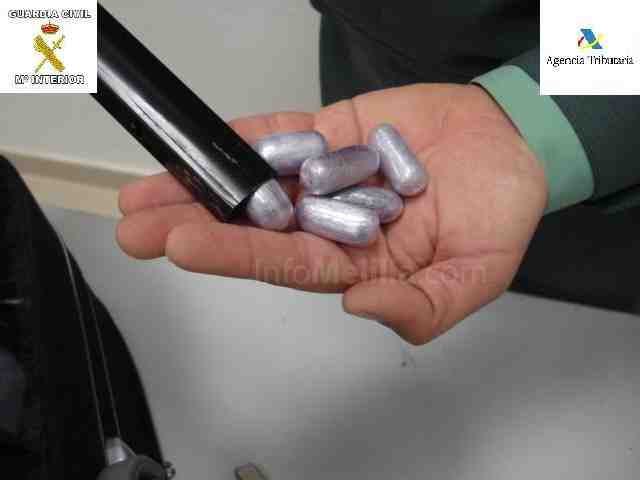 Droga colocada en el interior del tirador de una maleta