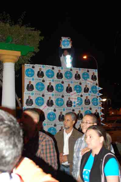 Una multitudinaria “pegada de carteles” da el pistoletazo de salida a la campaña electoral