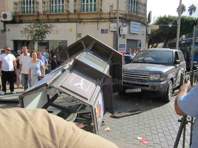 Un aparatoso accidente entre dos coches acaba con un puesto de loterías destrozado