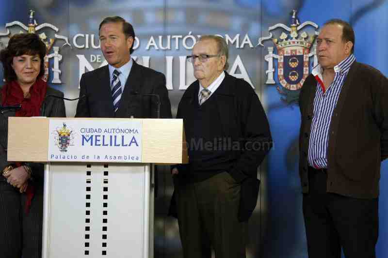 Carmina San Martín (izda.) y Miguel Marín, junto a dos representantes de asociaciones melillenses