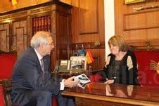 La telefonista Ana Bonilla presenta 'Ayuntamiento de Melilla, ¿dígame?', un libro con anécdotas de sus 44 años de servicio