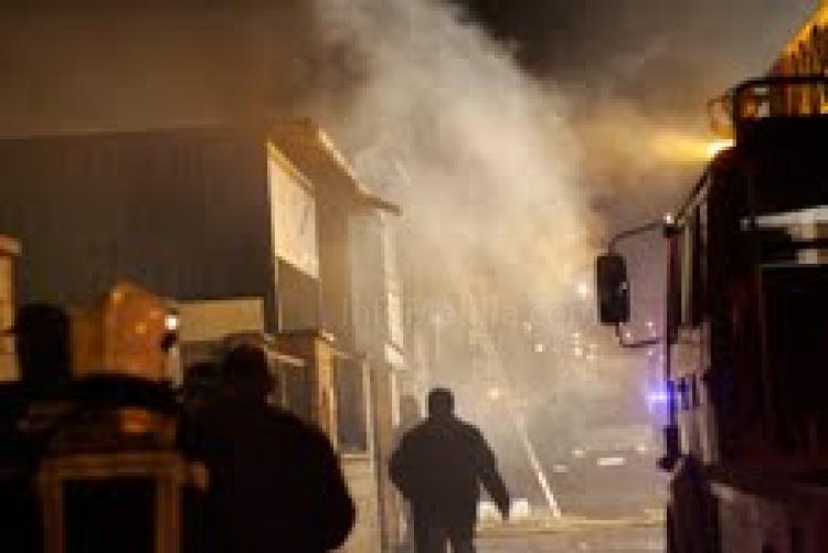 Un fallecido y numerosos daños materiales en un incendio declarado en una nave de chapa y pintura de vehículos
